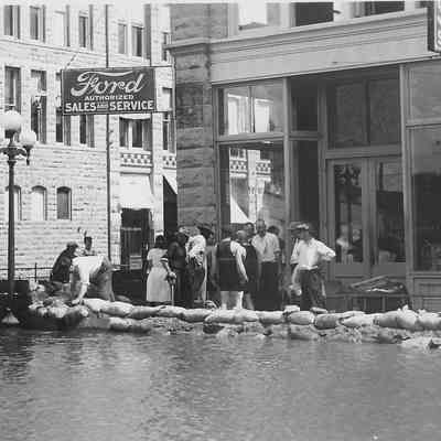 Photograph of flooded East 9th St, Eugene, Oregon, 1927