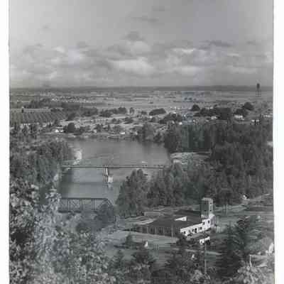 Photograph of West Springfield showing the Willamette River, Borden's Casein Company (creamery) and surrounding area, Springfield, 1945