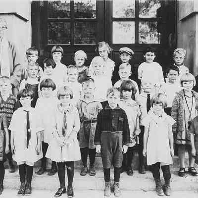 Photograph of Brattain School first grade with teacher Elizabeth Page, Springfield, Oregon, date unknown.