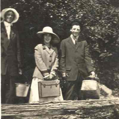 Photograph of Earl Laxton and others, Charleston Bay, Oregon