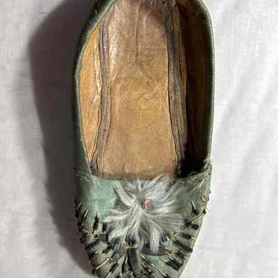 R&Y letters written on insole of right shoe