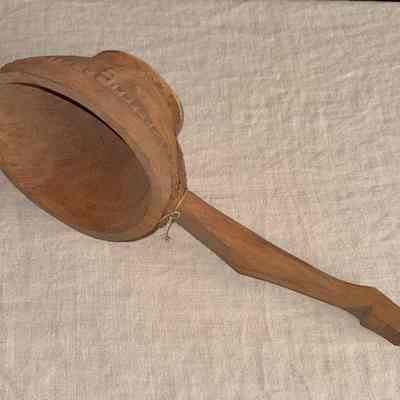 Calabash dipper, carved by means of shells