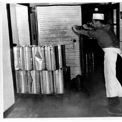 Blount Seafood Corp Warren R.I. Arnold Voccio '50 35 25x20 glossy black and white