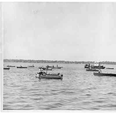 Blount Seafood Corp Warren R.I. boats 5 25x20 glossy black and white