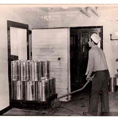 Blount Seafood Corp Warren R.I. Henry Silas '50 25x21 glossy black and white
