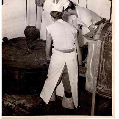 Blount Seafood Corp Warren R.I. James Zbedski pulling chain bag containing clams 25x21 glossy black and white