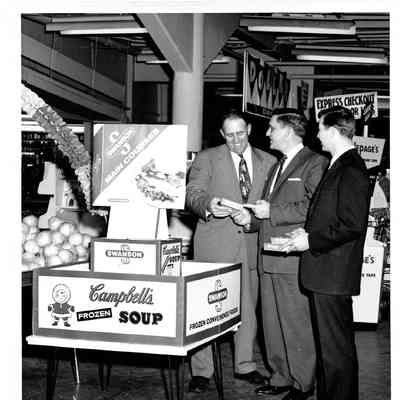 Blount Seafood Corp Warren R.I. Nelson Blount with visitors 25x20 glossy black and white