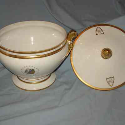Soup tureen