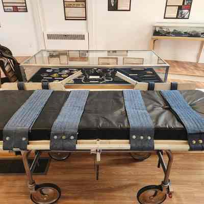 Execution bed
