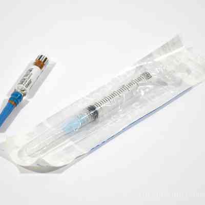 1999.18.30: Disposable syringe (with 1999.18.38)