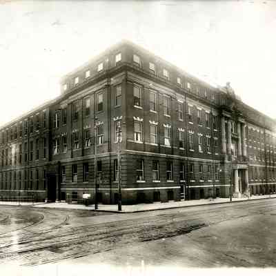 Exterior view of University Hospital, southwest corner of Lombard and Green Streets, 1917