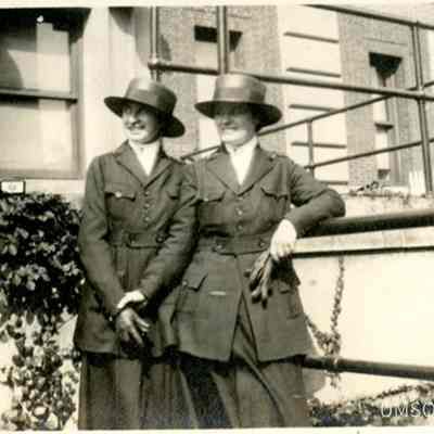 Catherine Ethel Monroe (DIN 1917) and Nancy Josephine Klase (DIN 1917) in New York, 1918