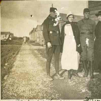Robinson, Anna Carlyle (Mrs. John F. Lutz) (DIN 1917) with group of soldiers, Base Hospital 119, France
