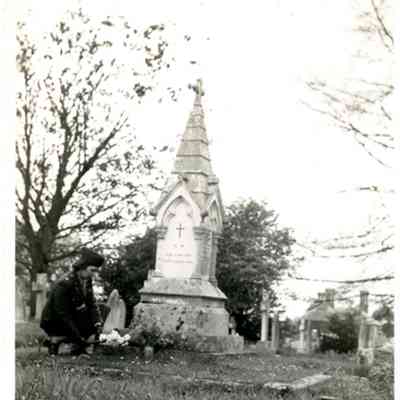 Lt. Margaret E. Bennington, ANC, (DIN 1939) placing a bouquet on the grave of Florence Nightingale, May 12, 1942