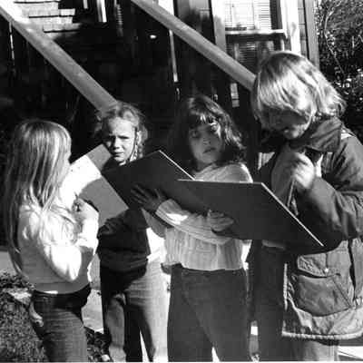 Students on Ocean View walking tour