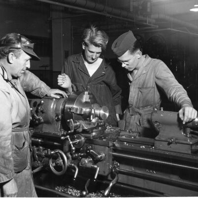 World War II lathe demonstration