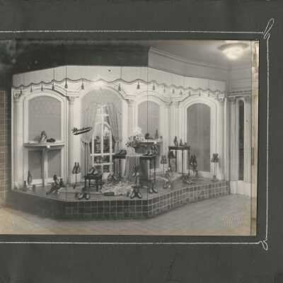 2: Store window with women’s shoes 