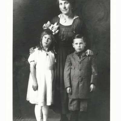 Ida Lundgren with children