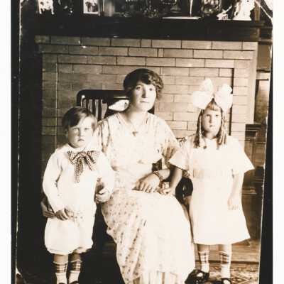 Ida Lundgren with children, Ruby and Roy