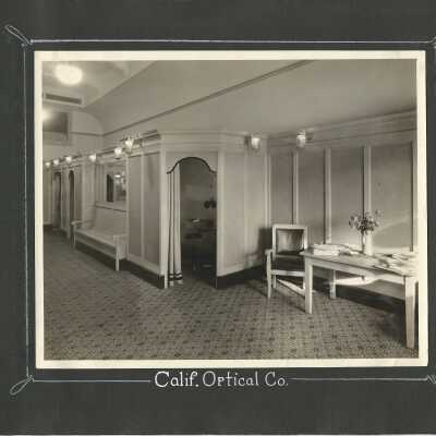 22: ”Calif. Optical Company.” Interior views