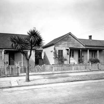 House, Gable, with picket fence