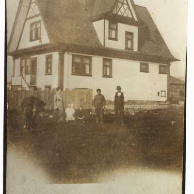 Lundgren family in front of house.