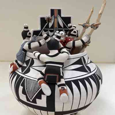 Storyteller Pot with Figures