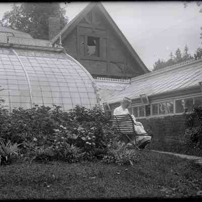 Sage Pl. Greenhouse Mrs. B. 1908 [greenhouses with Annette Bailey]