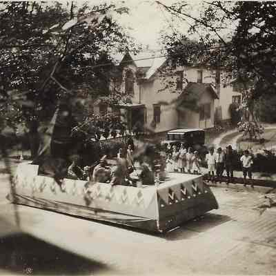 Decorated Float with Spectators – Chappaqua Bicentennial Parade