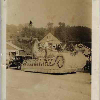 Pleasantville Float, Award-Winning Out-of-Town Entry, Chappaqua Bicentennial Parade, 1930
