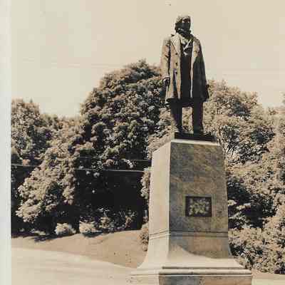 Horace Greeley Statue