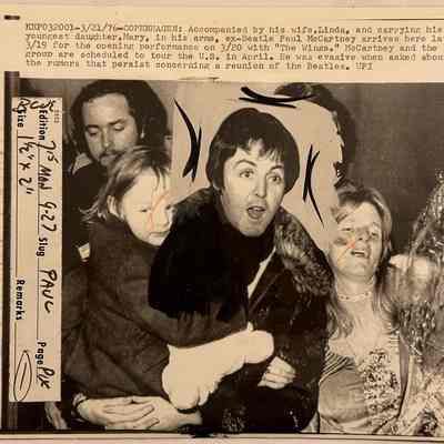 Original 1976 UPI Press Photo Paul McCartney, Linda and Mary - The Wings 8x11