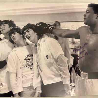 MUHAMMAD ALI SIGNED 8X10 PHOTOGRAPH WITH THE BEATLES (ACE COA)
