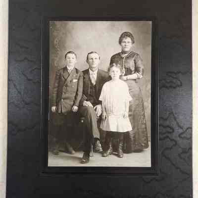 Unidentified | 3 copies | Harry Carl Macht and Lenna L. Adams with kids Elva Myrtle Macht and Harry Ray Macht
