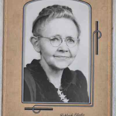 Emma Peterson (Dailey's mom)