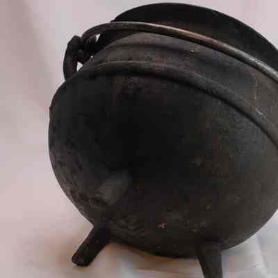 Pot with handle