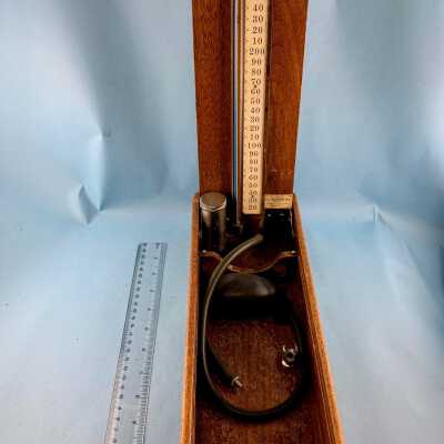 SPHYGOMANOMEETER, THE ARMORED B-D MANOMETER