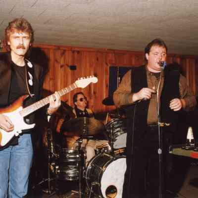 Witz End (Rudy's), L-R, Britt Monaghan (guitar), Bronson Westland (drums, vocals), Otis McLennon (harmonica, vocals), Joe Simenson (bass)