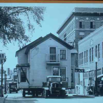 1955: House en route from 426 Strongs Avenue to 409 (809) Frontenac Avenue, Stevens Point, Wis. First owner: Carlinda Winslow. Built: 1880?