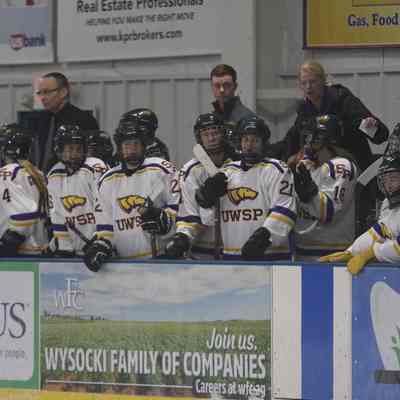 Hockey 2018 Ann coaching for UWSP