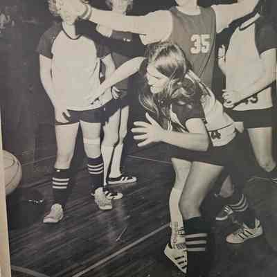 1975, Dee
