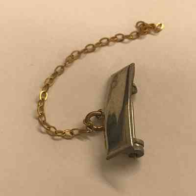 2016.11.79 (closeup): Copyright: The Salvation Army Central Territory Historical Museum; Origsize: 2.875"x.75"x0.25"; Origformat: Artifact