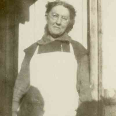 Minnie "Ma" Burdick Wearing WWI TSA uniform with apron