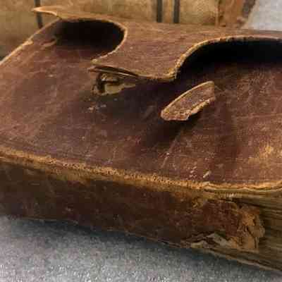 2018.18.39 (side): Copyright: The Salvation Army Central Territory Historical Museum; Origsize: 5" x 3.5" x 1.75"; Origformat: Artifact