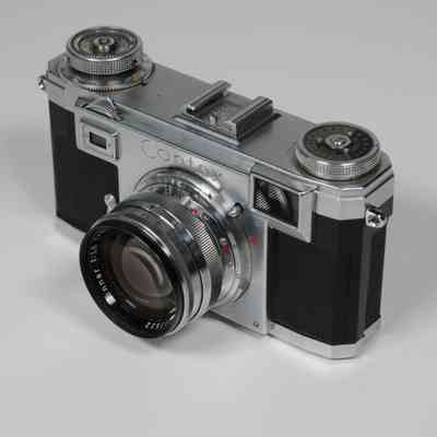 front ring controls aperture, rear ring is focus with a depth of field range per f-stop.