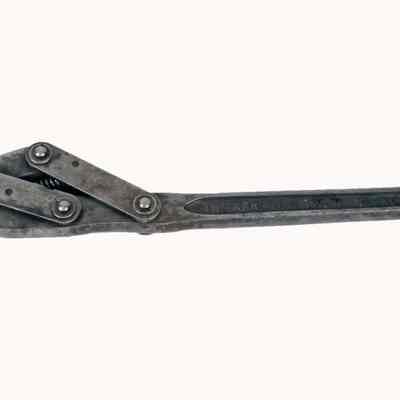 Wrench, self adjusting