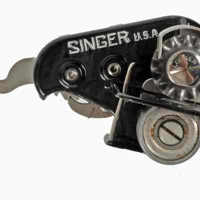 Fabric pinking cutter, machine operated