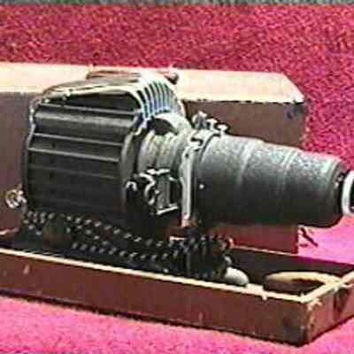 35mm or 3 1/4 x 4 Slide Projector