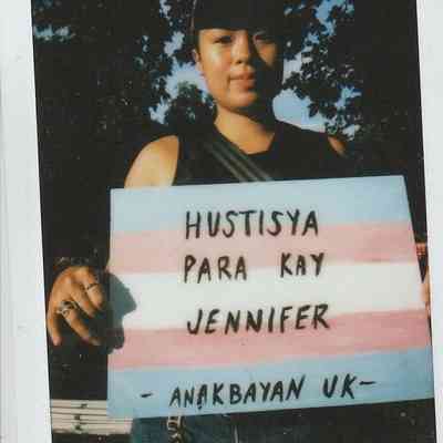 A person stands outside holding a sign advocating for justice, which reads "Hustisya para kay Jennifer"