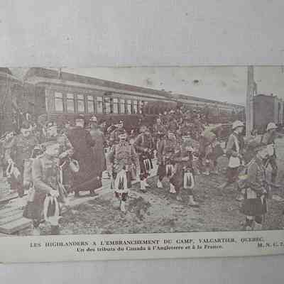 Les Highlanders a l'embranchement du camp, valcartier, Quebec postcard